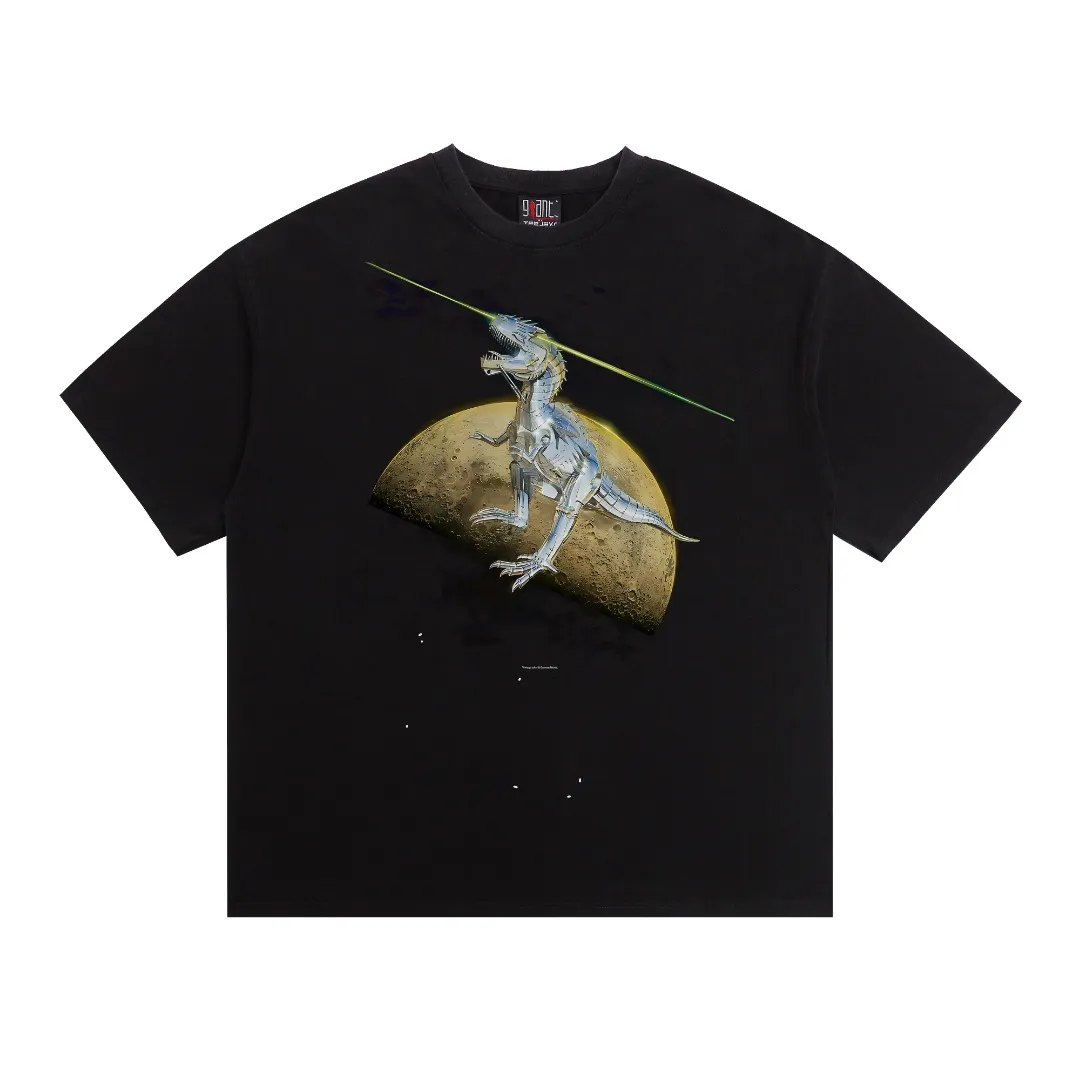 Saint Michael Sorayama Hajime co-branded Ex Machina Metal Dinosaur Sorayama printed washed and distressed T-shirt with loose short sleeves and digital white ink direct printing. The fabric is breathable and the pattern is three-dimensional and clear. Fabric: Double yarn 240g Style number: S965 Size: S-M-L-XL Color: Black Price: P118